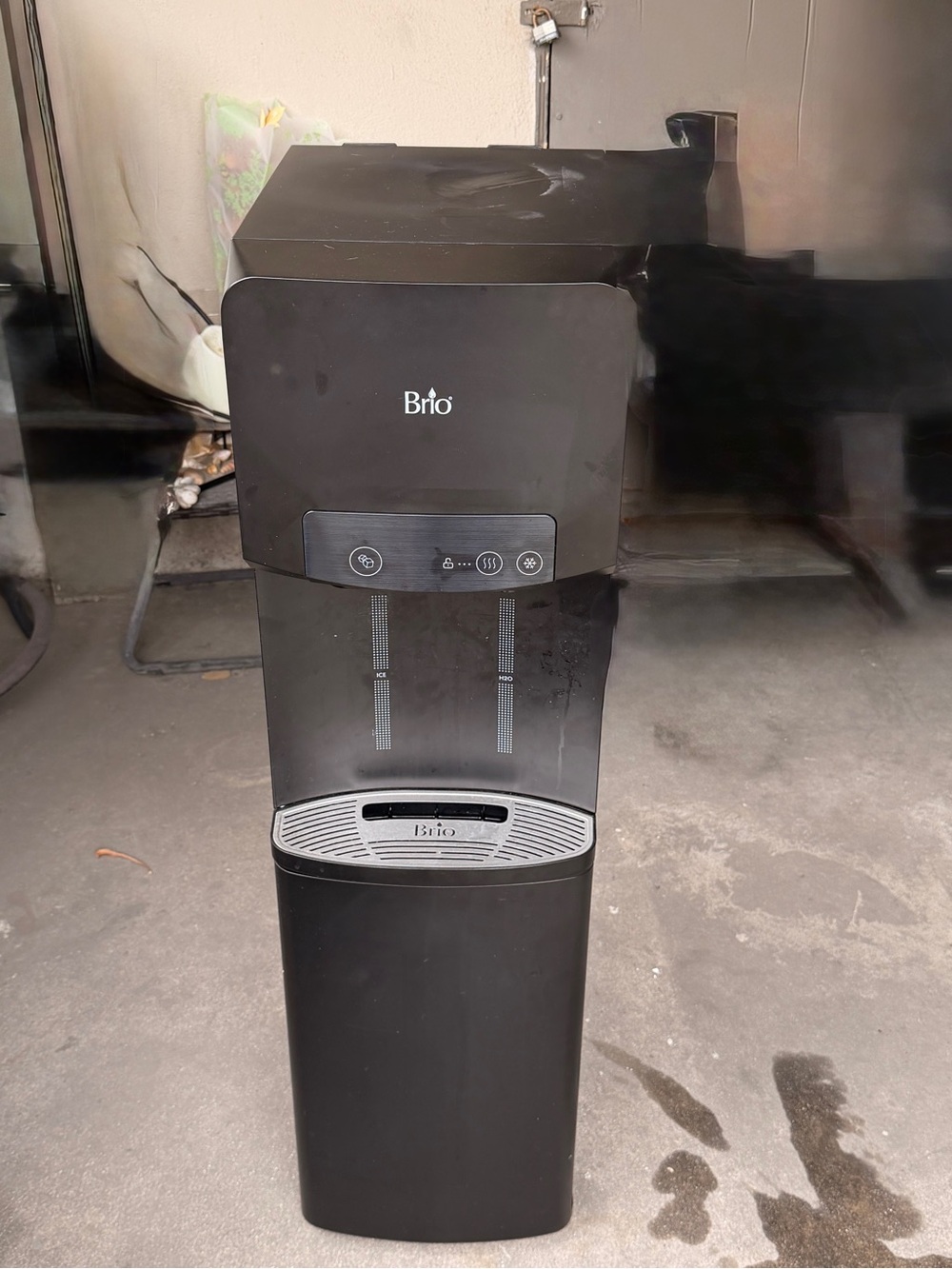 Brio 320 Ice Dispenser & Bottom Load Water
Cooler Dispenser
- Sleek Black Finish